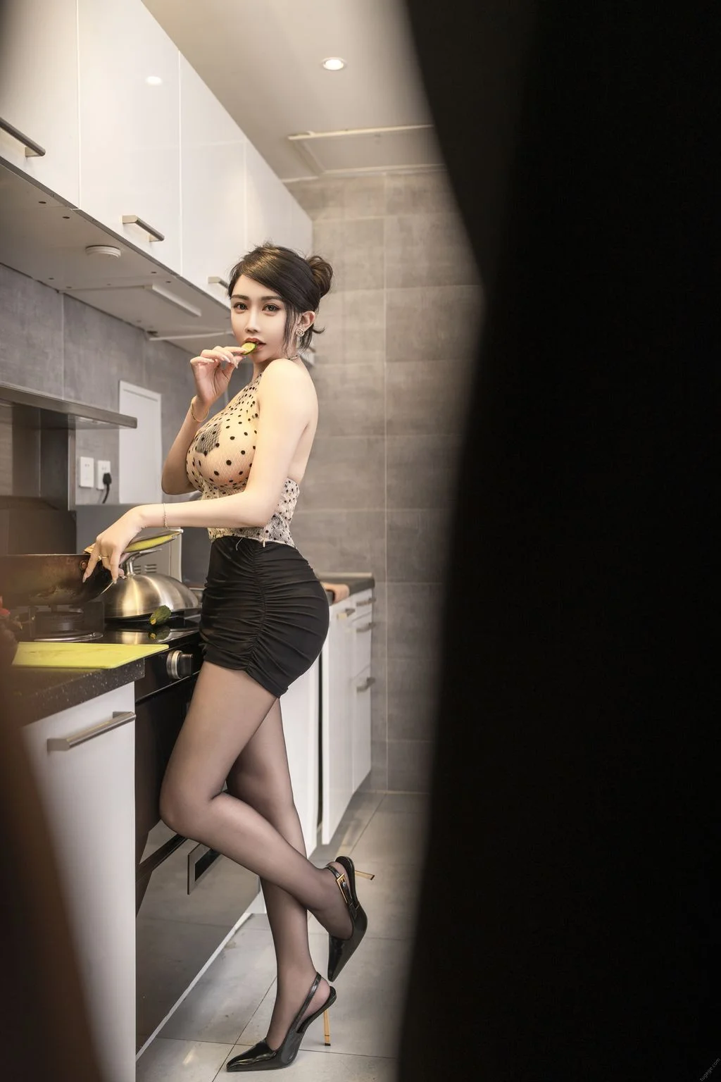 [内购无水印] 李若汐 秀人网模特 厨房女仆 90P 第89张（李若汐）