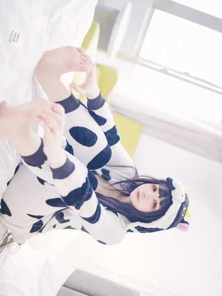 [落落Raku] Cosplay 落落Raku – 奶牛Milky & 白衣小猫Kitten 100P
