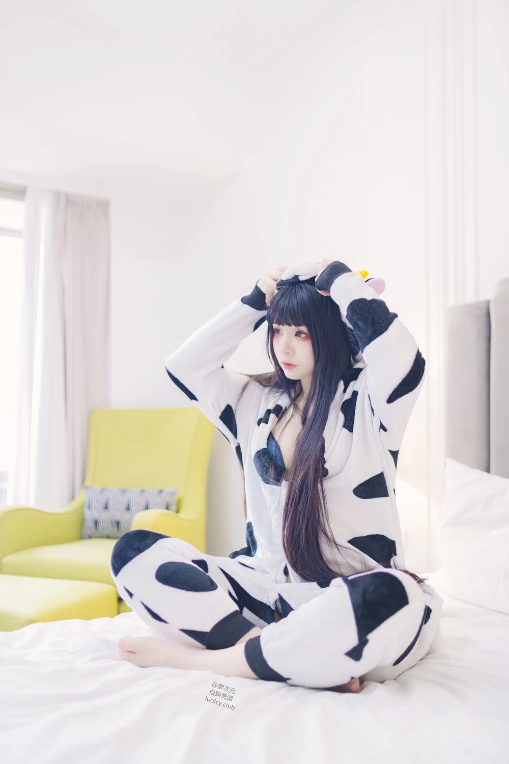 [落落Raku] Cosplay 落落Raku – 奶牛Milky & 白衣小猫Kitten 100P - 第 2 张写真