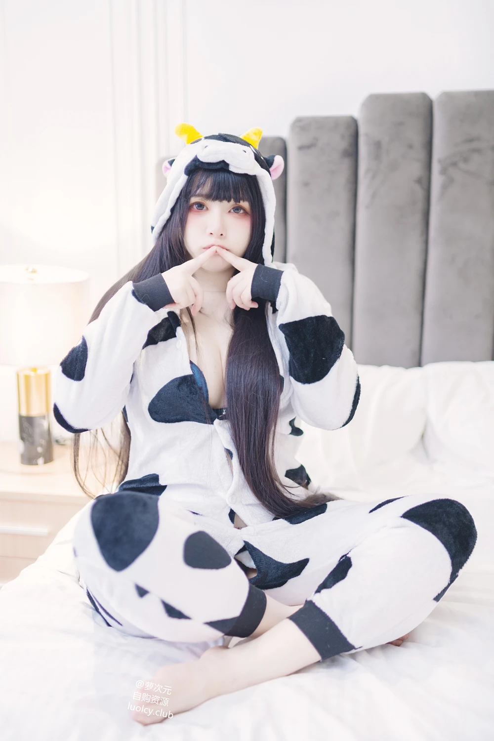 [落落Raku] Cosplay 落落Raku – 奶牛Milky & 白衣小猫Kitten 100P - 第 4 张写真