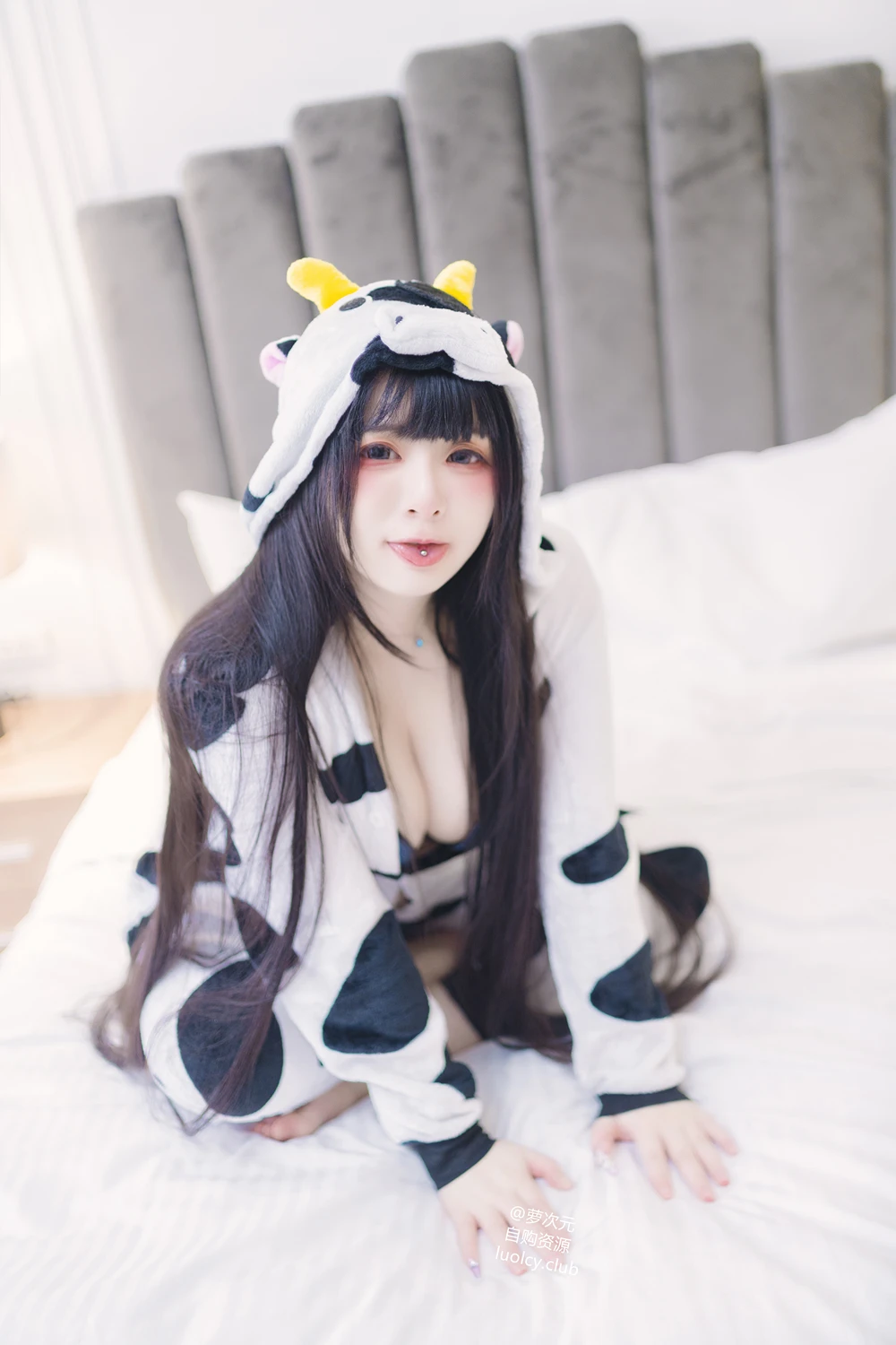 [落落Raku] Cosplay 落落Raku – 奶牛Milky & 白衣小猫Kitten 100P - 第 6 张写真