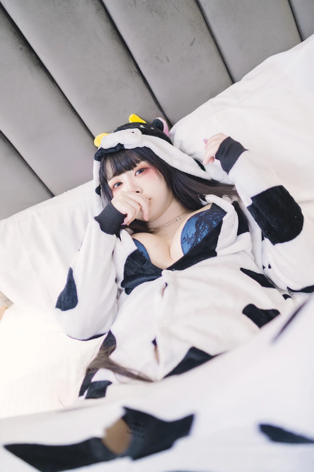 [落落Raku] Cosplay 落落Raku – 奶牛Milky & 白衣小猫Kitten 100P - 第 8 张写真