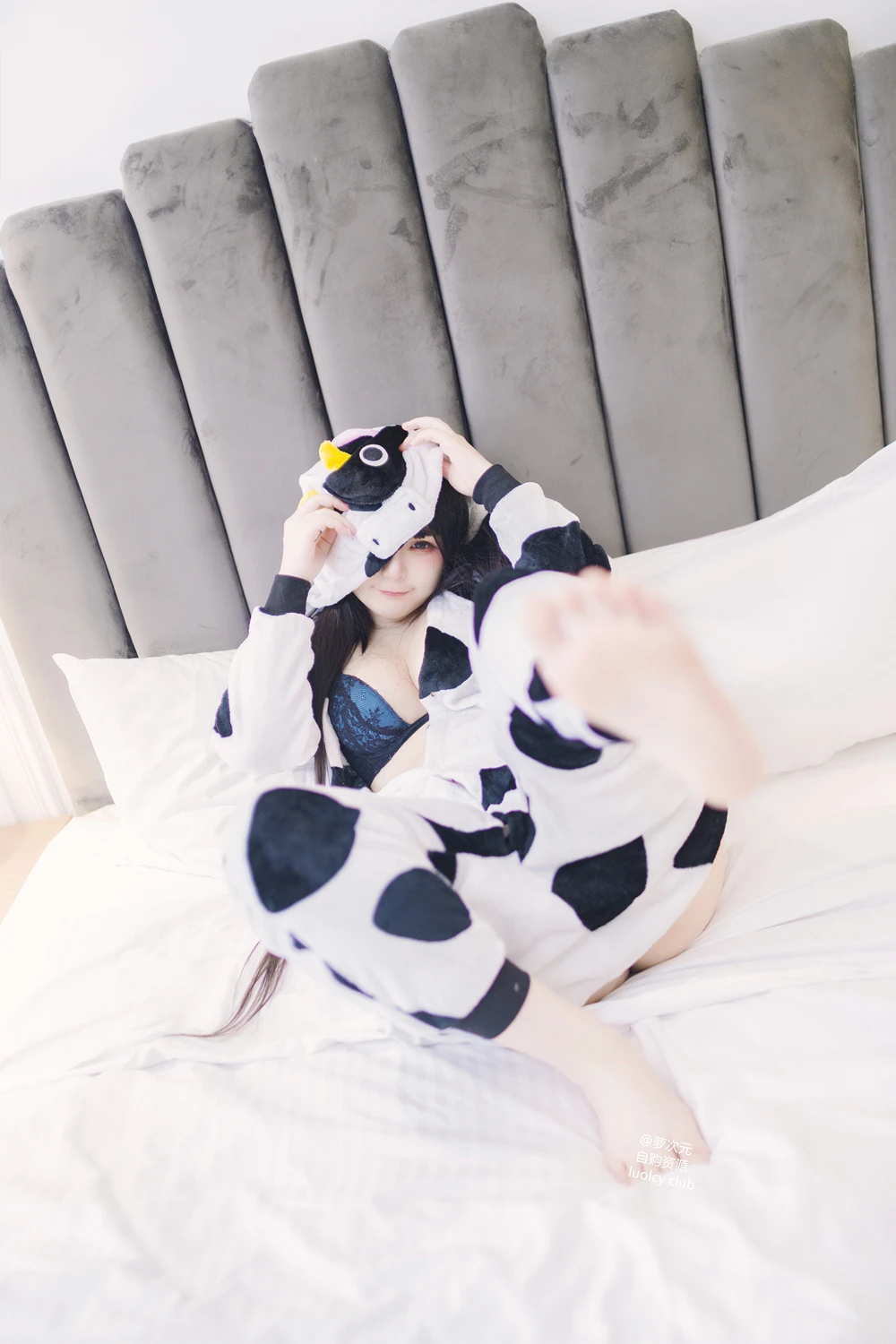 [落落Raku] Cosplay 落落Raku – 奶牛Milky & 白衣小猫Kitten 100P - 第 17 张写真