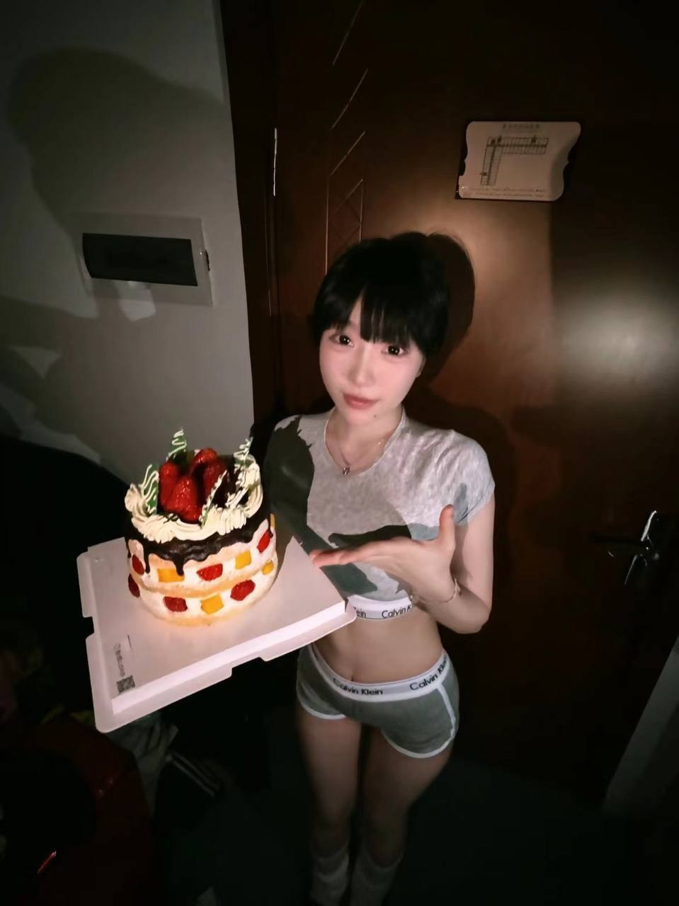 [DJAWA] 超高颜值网红御姐，终究是抵不过金钱的诱惑 ， 酒店内露脸口交被金主玩弄白虎小穴G点高潮不断 3P - 第 2 张写真